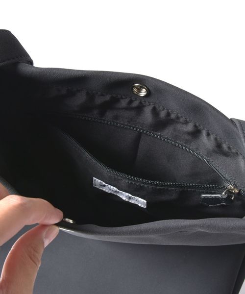 SHIPS JET BLUE(シップスジェットブルー)の「SHIPS JET BLUE: フェイクスエード ショルダーバッグ (ショルダーバッグ・メンズ・ライトグレー/ブラック/ネイビー/ブラウン/オレンジ/グリーン・ONE SIZE)」の17枚目の写真