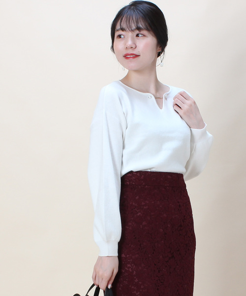 TRUDEA(トルディア)の「パールプレート使い ハートネックプルオーバー(ニット/セーター・レディース・ホワイト/チャコールグレー/ブラック/ピンク/キャメル/ホワイト×ネイビー・MEDIUM/LARGE)」の2枚目の写真