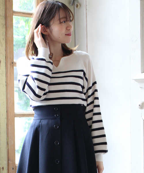 TRUDEA(トルディア)の「パールプレート使い ハートネックプルオーバー(ニット/セーター・レディース・ホワイト/チャコールグレー/ブラック/ピンク/キャメル/ホワイト×ネイビー・MEDIUM/LARGE)」の3枚目の写真