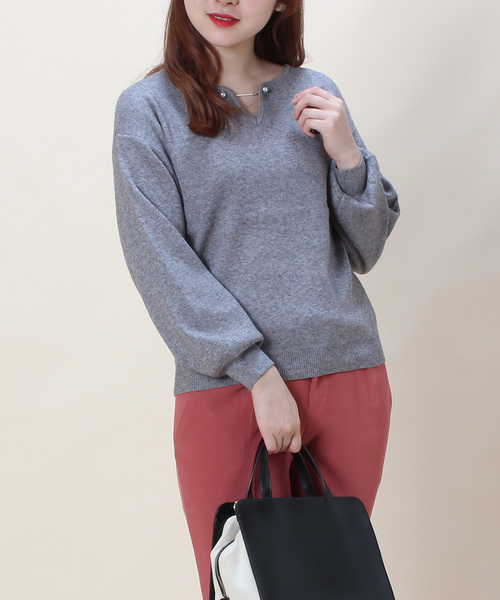 TRUDEA(トルディア)の「パールプレート使い ハートネックプルオーバー(ニット/セーター・レディース・ホワイト/チャコールグレー/ブラック/ピンク/キャメル/ホワイト×ネイビー・MEDIUM/LARGE)」の5枚目の写真