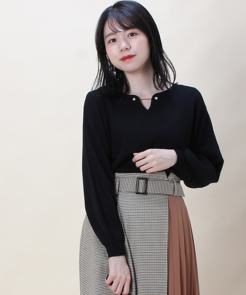 TRUDEA(トルディア)の「パールプレート使い ハートネックプルオーバー(ニット/セーター・レディース・ホワイト/チャコールグレー/ブラック/ピンク/キャメル/ホワイト×ネイビー・MEDIUM/LARGE)」の4枚目の写真