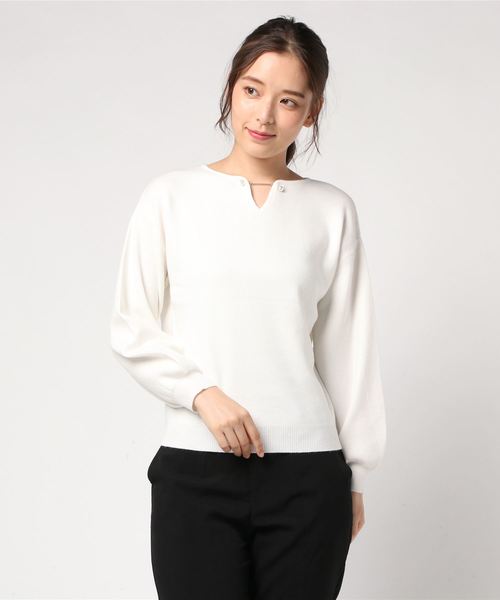 TRUDEA(トルディア)の「パールプレート使い ハートネックプルオーバー(ニット/セーター・レディース・ホワイト/チャコールグレー/ブラック/ピンク/キャメル/ホワイト×ネイビー・MEDIUM/LARGE)」の10枚目の写真