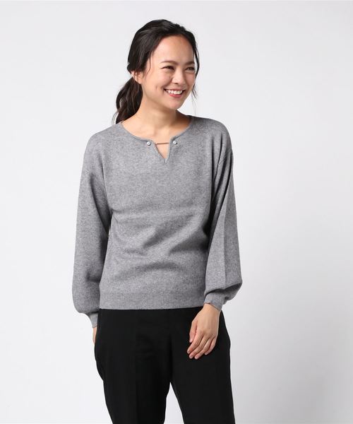 TRUDEA(トルディア)の「パールプレート使い ハートネックプルオーバー(ニット/セーター・レディース・ホワイト/チャコールグレー/ブラック/ピンク/キャメル/ホワイト×ネイビー・MEDIUM/LARGE)」の20枚目の写真