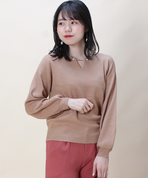 TRUDEA(トルディア)の「パールプレート使い ハートネックプルオーバー(ニット/セーター・レディース・ホワイト/チャコールグレー/ブラック/ピンク/キャメル/ホワイト×ネイビー・MEDIUM/LARGE)」の15枚目の写真
