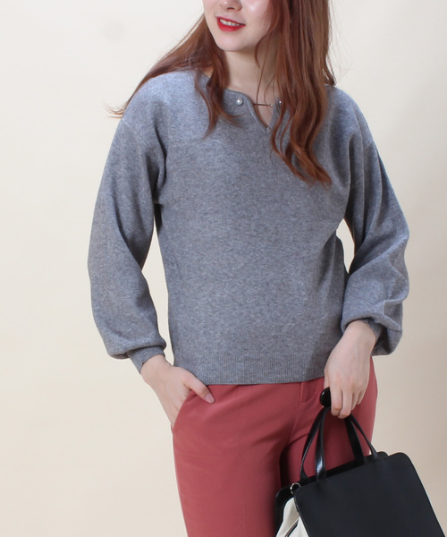 TRUDEA(トルディア)の「パールプレート使い ハートネックプルオーバー(ニット/セーター・レディース・ホワイト/チャコールグレー/ブラック/ピンク/キャメル/ホワイト×ネイビー・MEDIUM/LARGE)」の17枚目の写真