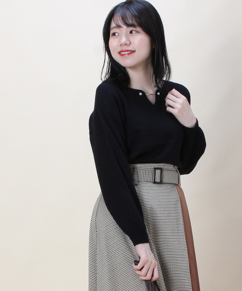 TRUDEA(トルディア)の「パールプレート使い ハートネックプルオーバー(ニット/セーター・レディース・ホワイト/チャコールグレー/ブラック/ピンク/キャメル/ホワイト×ネイビー・MEDIUM/LARGE)」の18枚目の写真