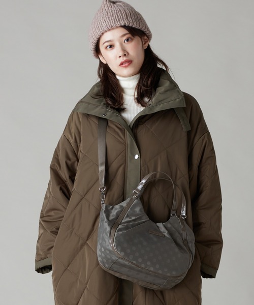 Y'SACCS（イザック）の「ドット柄ジャガードエナメルアクセント2wayトート（トートバッグ・レディース・ブラック/グレイッシュベージュ/ピンク/ネイビー/ブルー/アイボリー/レッド/ブルー系その他/ライトグレー/ライトピンク/ダークグレー・FREE）」の4枚目の写真