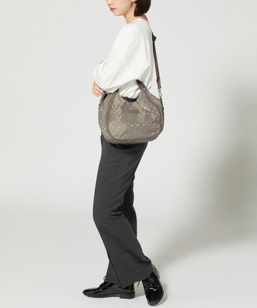 Y'SACCS（イザック）の「ドット柄ジャガードエナメルアクセント2wayトート（トートバッグ・レディース・ブラック/グレイッシュベージュ/ピンク/ネイビー/ブルー/アイボリー/レッド/ブルー系その他/ライトグレー/ライトピンク/ダークグレー・FREE）」の13枚目の写真