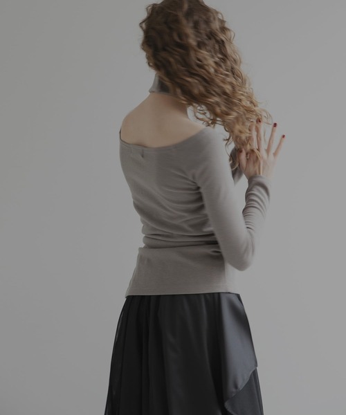 MIELI INVARIANT（ミエリインヴァリアント）の「チョーカー付きラウンドネックトップス（Tシャツ/カットソー・レディース・ブラック/グレー/ベージュ・FREE）」の5枚目の写真