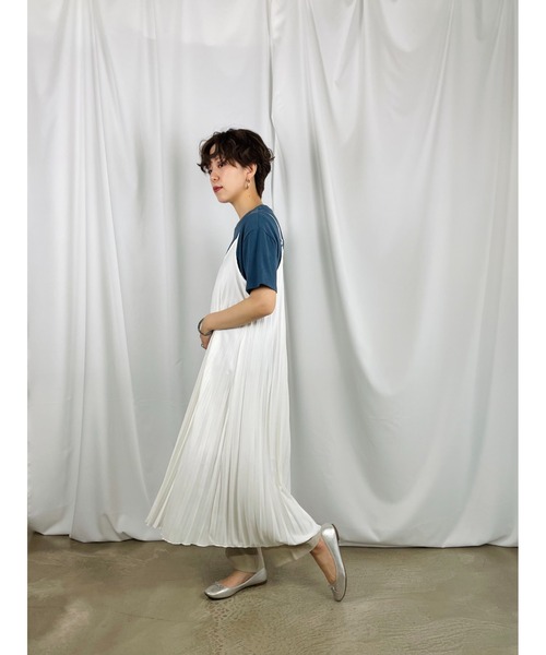 QuON(クオン)の「マットプリーツ キャミワンピース(ワンピース・レディース・ホワイト/ブラック・FREE)」の7枚目の写真