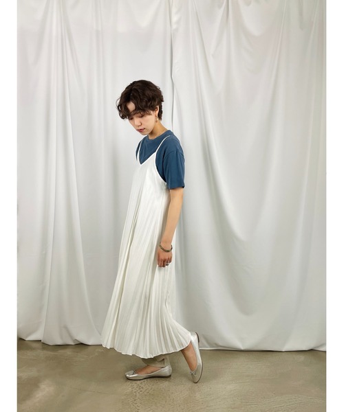 QuON(クオン)の「マットプリーツ キャミワンピース(ワンピース・レディース・ホワイト/ブラック・FREE)」の9枚目の写真