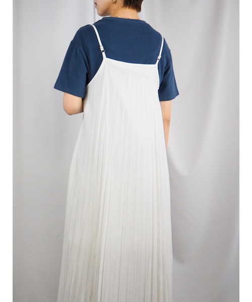 QuON(クオン)の「マットプリーツ キャミワンピース(ワンピース・レディース・ホワイト/ブラック・FREE)」の11枚目の写真