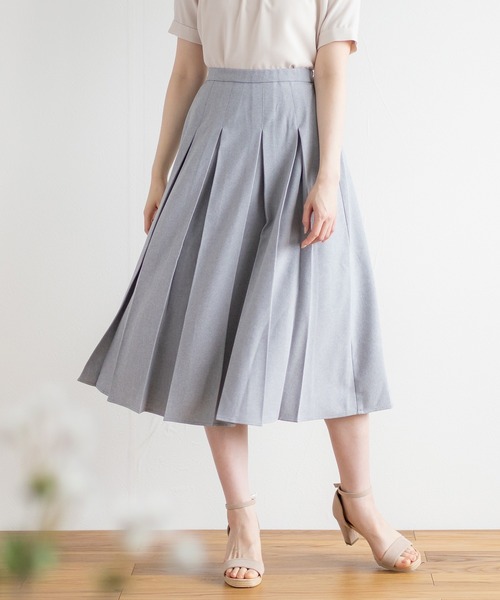 White Collection(ホワイトコレクション)の「【ヴィンテージシャンブレー】タックフレアースカート(スカート・レディース・ベージュ/グレー/カーキ・FREE)」の1枚目の写真