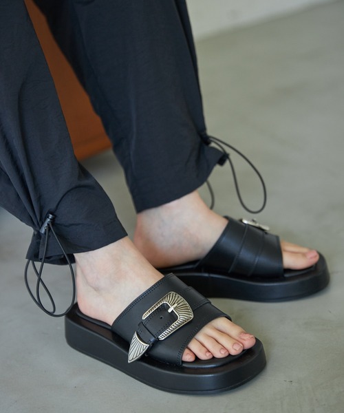 VACANCY（ヴァカンシー）の「Eco leather buckle sandal（サンダル・レディース・ブラック・S/M/L）」の2枚目の写真