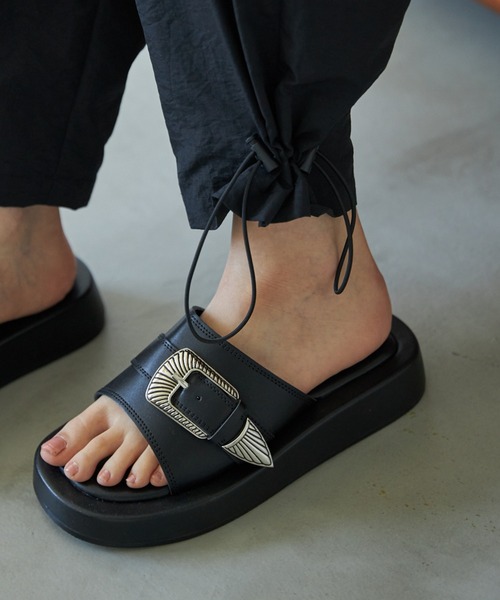 VACANCY（ヴァカンシー）の「Eco leather buckle sandal（サンダル・レディース・ブラック・S/M/L）」の3枚目の写真