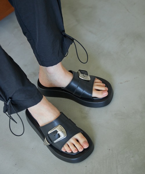 VACANCY（ヴァカンシー）の「Eco leather buckle sandal（サンダル・レディース・ブラック・S/M/L）」の4枚目の写真