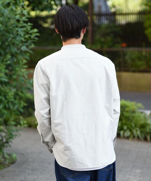 SHIPS(シップス)の「SHIPS: 播州織 先染めツイル バンドカラーシャツ(シャツ/ブラウス・メンズ・ホワイト/ネイビー/ブラウン・SMALL/MEDIUM/LARGE/X-LARGE)」の13枚目の写真