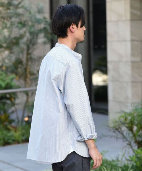 SHIPS(シップス)の「SHIPS: 播州織 先染めツイル バンドカラーシャツ(シャツ/ブラウス・メンズ・ホワイト/ネイビー/ブラウン・SMALL/MEDIUM/LARGE/X-LARGE)」の7枚目の写真