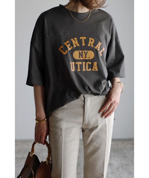 Bonjour Sagan(ボンジュールサガン)の「フットボールTシャツ(Tシャツ/カットソー・レディース・チャコールグレー/グリーン/キナリ・FREE)」の1枚目の写真