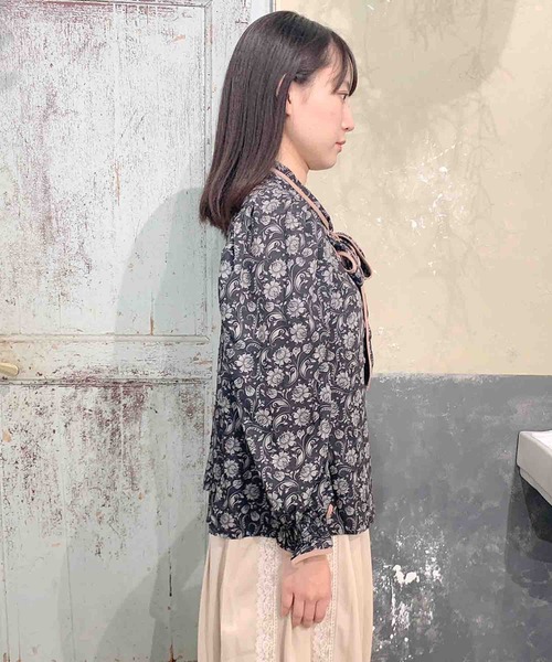 Hamble by Par Avion（ハンブルバイパラビオン）の「ヴィンテージ柄リボンブラウス（シャツ/ブラウス・レディース・ブラック/ベージュ・ONESIZE）」の8枚目の写真