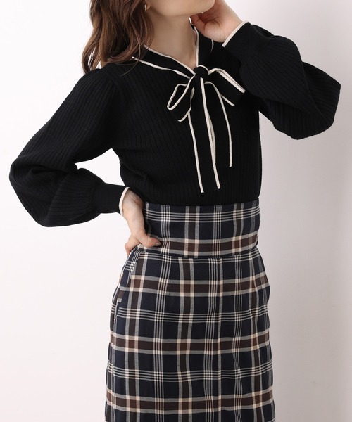 one after another NICE CLAUP（ワンアフターアナザーナイスクラップ）の「【WEB限定】仕事もプライベートも！オンオフ使えるパイピングリボンタイニット（ニット/セーター・レディース・ブラック/オフホワイト/ブルー/モカ・FREE）」の2枚目の写真