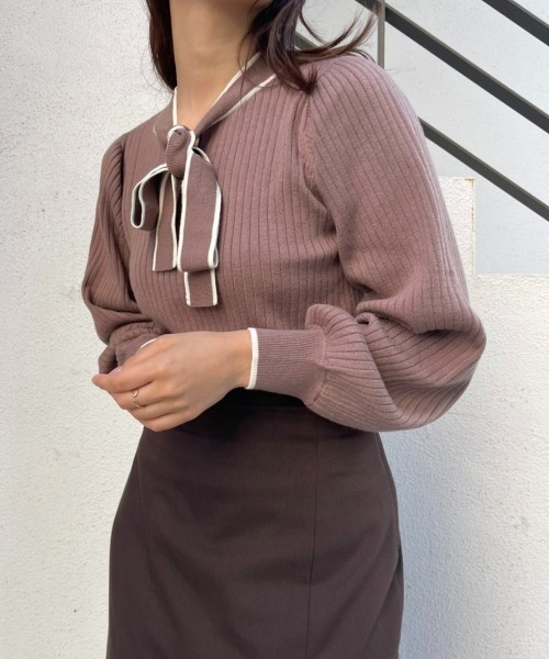 one after another NICE CLAUP（ワンアフターアナザーナイスクラップ）の「【WEB限定】仕事もプライベートも！オンオフ使えるパイピングリボンタイニット（ニット/セーター・レディース・ブラック/オフホワイト/ブルー/モカ・FREE）」の3枚目の写真