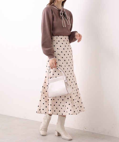 one after another NICE CLAUP（ワンアフターアナザーナイスクラップ）の「【WEB限定】仕事もプライベートも！オンオフ使えるパイピングリボンタイニット（ニット/セーター・レディース・ブラック/オフホワイト/ブルー/モカ・FREE）」の12枚目の写真