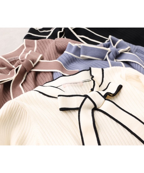 one after another NICE CLAUP（ワンアフターアナザーナイスクラップ）の「【WEB限定】仕事もプライベートも！オンオフ使えるパイピングリボンタイニット（ニット/セーター・レディース・ブラック/オフホワイト/ブルー/モカ・FREE）」の10枚目の写真