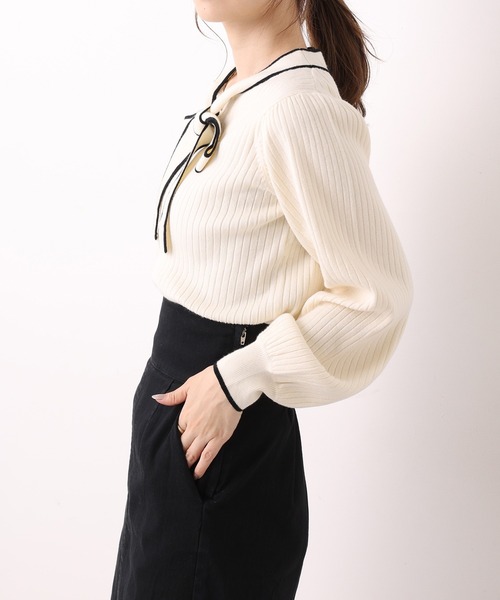 one after another NICE CLAUP（ワンアフターアナザーナイスクラップ）の「【WEB限定】仕事もプライベートも！オンオフ使えるパイピングリボンタイニット（ニット/セーター・レディース・ブラック/オフホワイト/ブルー/モカ・FREE）」の6枚目の写真