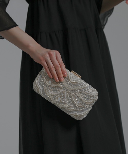 Kana（カナ）の「シェルデザイン ビーズ刺繍 2Way 結婚式 お呼ばれ パーティーバッグ（ハンドバッグ・レディース・ベージュ/ブラック・フリー）」の2枚目の写真