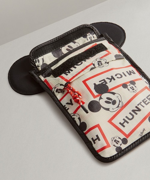 HUNTER（ハンター）の「【Hunter×Disney】Mickey Mouse Packable Phone Pouch（ボディバッグ/ウエストポーチ・レディース・ホワイト系その他/ブルー系その他/ピンク系その他・FREE）」の4枚目の写真