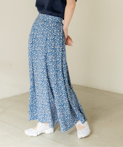 ANGIE(アンジー)の「サテンマーメイドロングスカート(スカート・レディース・ライトベージュ/ブラック/サックスブルー/グリーン系その他/イエロー/ブルー系その他・FREE)」の5枚目の写真