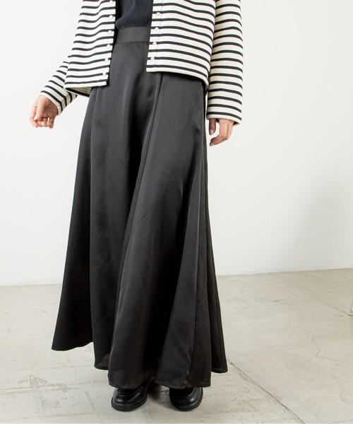 ANGIE(アンジー)の「サテンマーメイドロングスカート(スカート・レディース・ライトベージュ/ブラック/サックスブルー/グリーン系その他/イエロー/ブルー系その他・FREE)」の2枚目の写真