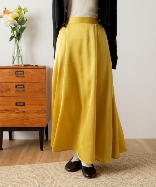 ANGIE(アンジー)の「サテンマーメイドロングスカート(スカート・レディース・ライトベージュ/ブラック/サックスブルー/グリーン系その他/イエロー/ブルー系その他・FREE)」の21枚目の写真