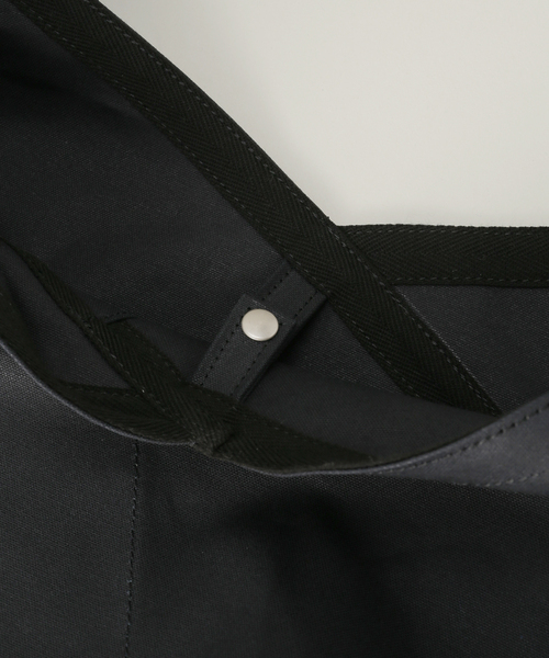 hobo(ホーボー)の「【hobo/ホーボー】別注AZUMA SHOULDER BAG CANVAS M(ショルダーバッグ・メンズ・ブラック/キャメル・FREE)」の11枚目の写真