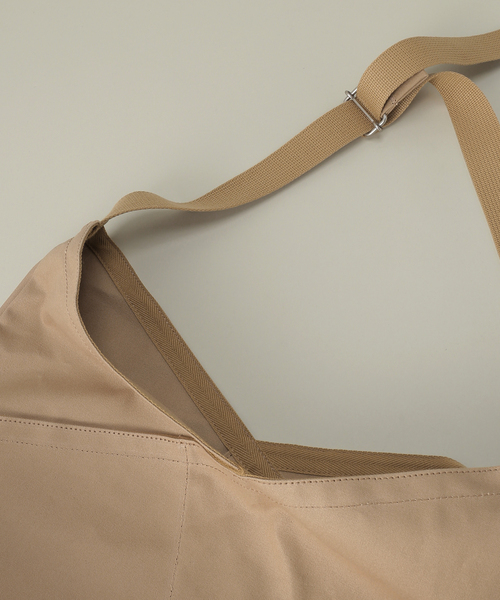 hobo(ホーボー)の「【hobo/ホーボー】別注AZUMA SHOULDER BAG CANVAS M(ショルダーバッグ・メンズ・ブラック/キャメル・FREE)」の7枚目の写真