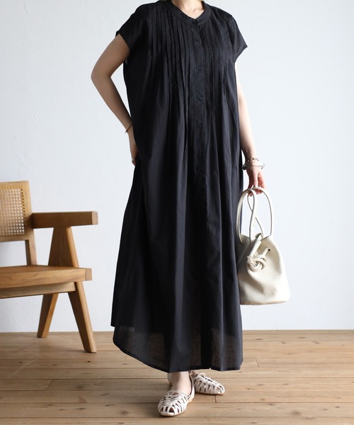 Fizz(フィズ)の「コットンキャンブリック フレンチスリーブタックワンピース(ワンピース・レディース・ブラック/ダークブルー/グレイッシュベージュ・M)」の2枚目の写真