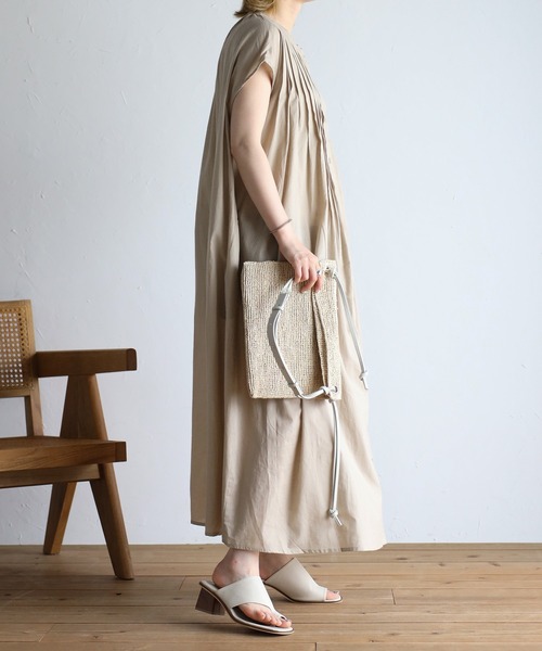 Fizz(フィズ)の「コットンキャンブリック フレンチスリーブタックワンピース(ワンピース・レディース・ブラック/ダークブルー/グレイッシュベージュ・M)」の4枚目の写真