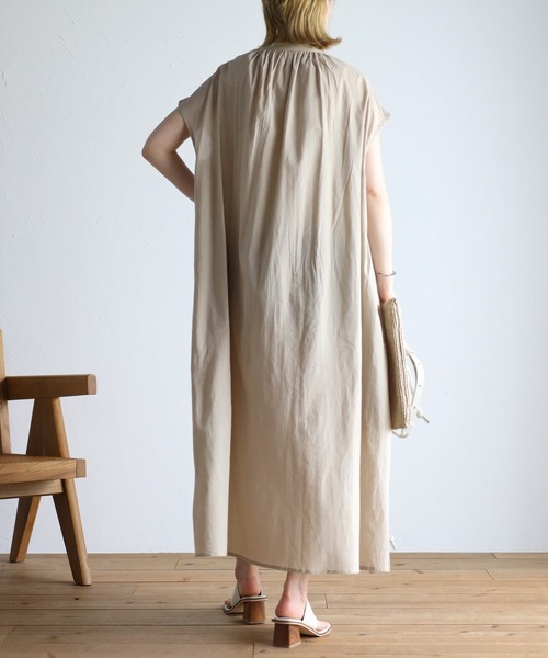 Fizz(フィズ)の「コットンキャンブリック フレンチスリーブタックワンピース(ワンピース・レディース・ブラック/ダークブルー/グレイッシュベージュ・M)」の5枚目の写真