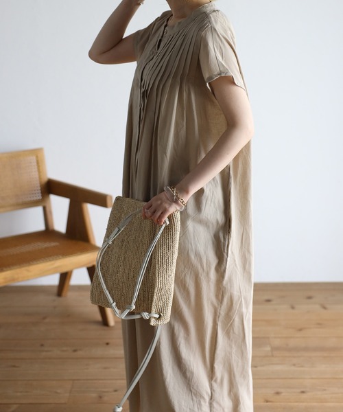 Fizz(フィズ)の「コットンキャンブリック フレンチスリーブタックワンピース(ワンピース・レディース・ブラック/ダークブルー/グレイッシュベージュ・M)」の7枚目の写真