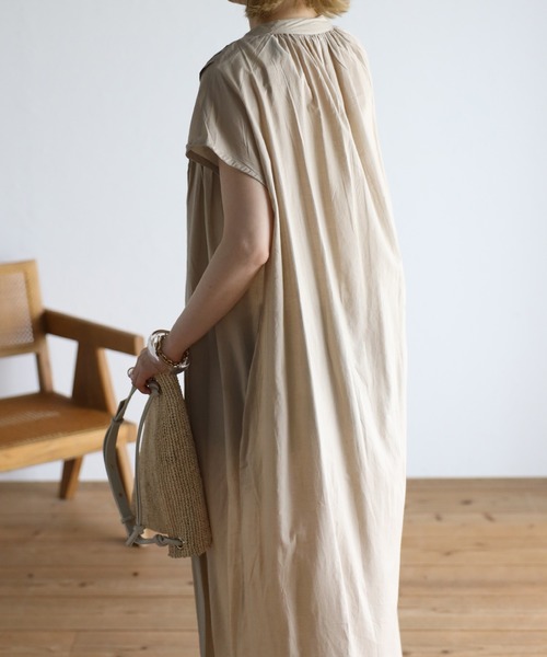 Fizz(フィズ)の「コットンキャンブリック フレンチスリーブタックワンピース(ワンピース・レディース・ブラック/ダークブルー/グレイッシュベージュ・M)」の8枚目の写真