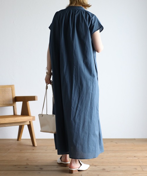 Fizz(フィズ)の「コットンキャンブリック フレンチスリーブタックワンピース(ワンピース・レディース・ブラック/ダークブルー/グレイッシュベージュ・M)」の10枚目の写真