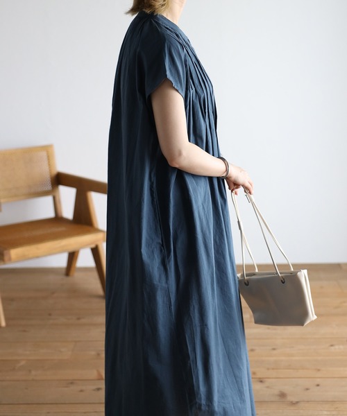 Fizz(フィズ)の「コットンキャンブリック フレンチスリーブタックワンピース(ワンピース・レディース・ブラック/ダークブルー/グレイッシュベージュ・M)」の12枚目の写真