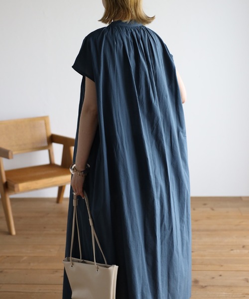 Fizz(フィズ)の「コットンキャンブリック フレンチスリーブタックワンピース(ワンピース・レディース・ブラック/ダークブルー/グレイッシュベージュ・M)」の13枚目の写真