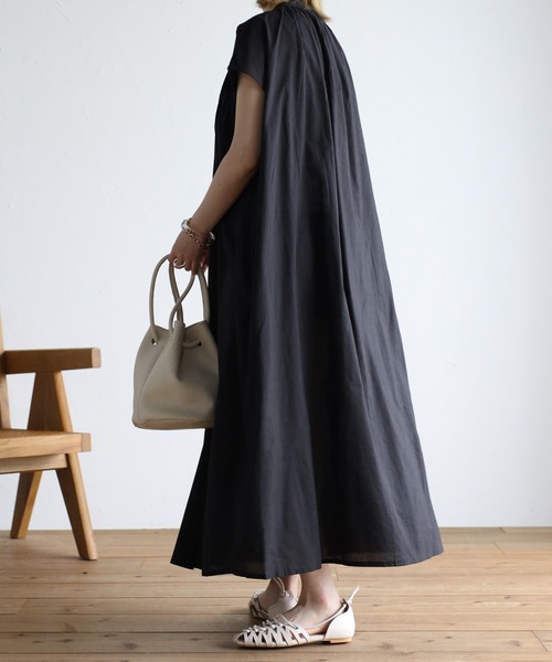 Fizz(フィズ)の「コットンキャンブリック フレンチスリーブタックワンピース(ワンピース・レディース・ブラック/ダークブルー/グレイッシュベージュ・M)」の19枚目の写真