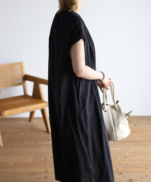 Fizz(フィズ)の「コットンキャンブリック フレンチスリーブタックワンピース(ワンピース・レディース・ブラック/ダークブルー/グレイッシュベージュ・M)」の21枚目の写真