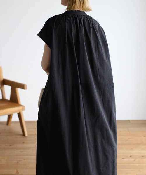 Fizz(フィズ)の「コットンキャンブリック フレンチスリーブタックワンピース(ワンピース・レディース・ブラック/ダークブルー/グレイッシュベージュ・M)」の22枚目の写真