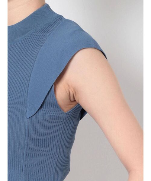 LAGUNAMOON(ラグナムーン)の「カバースリーブハイネックニットプルオーバー(ニット/セーター・レディース・アイボリー/ブラック/ブルー・FREE)」の7枚目の写真