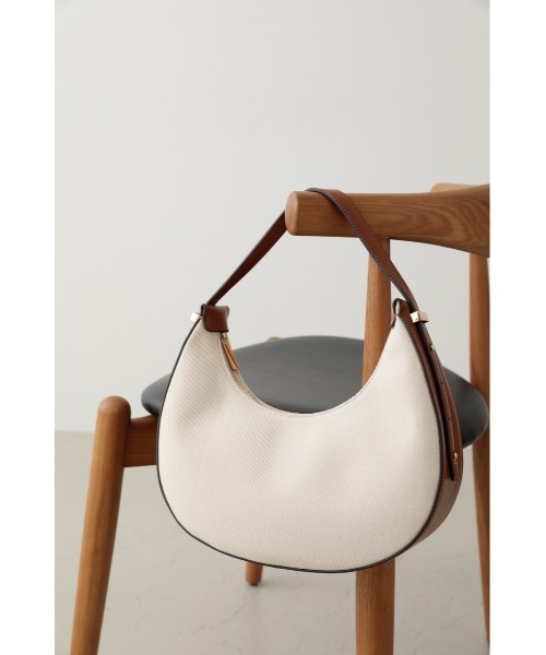 crie conforto（クリーコンフォルト）の「三日月形ワンショルダー（ショルダーバッグ・レディース・アイボリー/ブラック/ライトベージュ・FREE）」の2枚目の写真