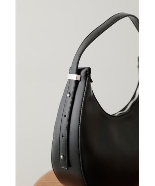 crie conforto（クリーコンフォルト）の「三日月形ワンショルダー（ショルダーバッグ・レディース・アイボリー/ブラック/ライトベージュ・FREE）」の4枚目の写真